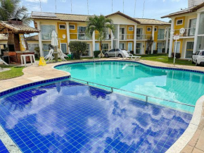 Flat com 1 suíte no pavimento superior com internet privativa 300MBPS localizado em condomínio a 250m da praia de Taperapuã, com piscinas, sauna e portaria 24hrs